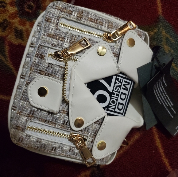 A very trendy style shapedshirt clutch/ crossbody - Picture 1 of 6